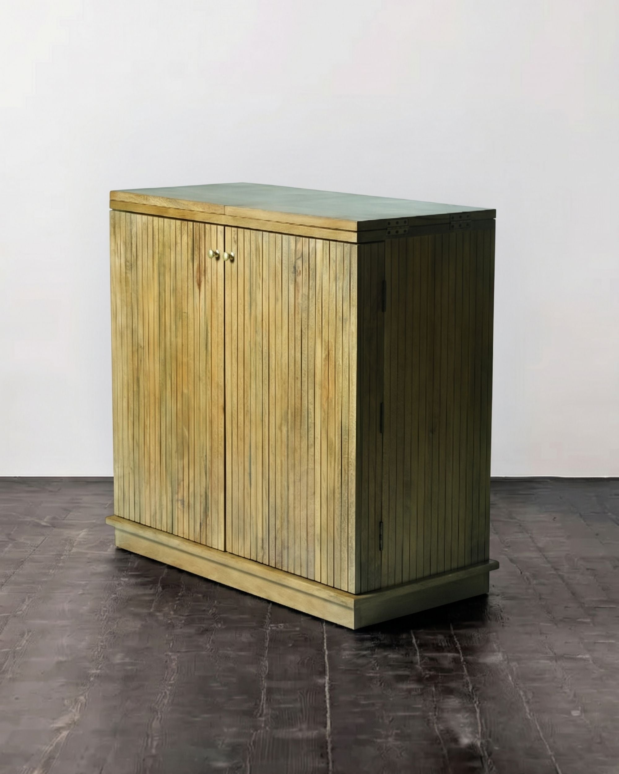 Bar Cabinet - Queen - Fold-out on wheels