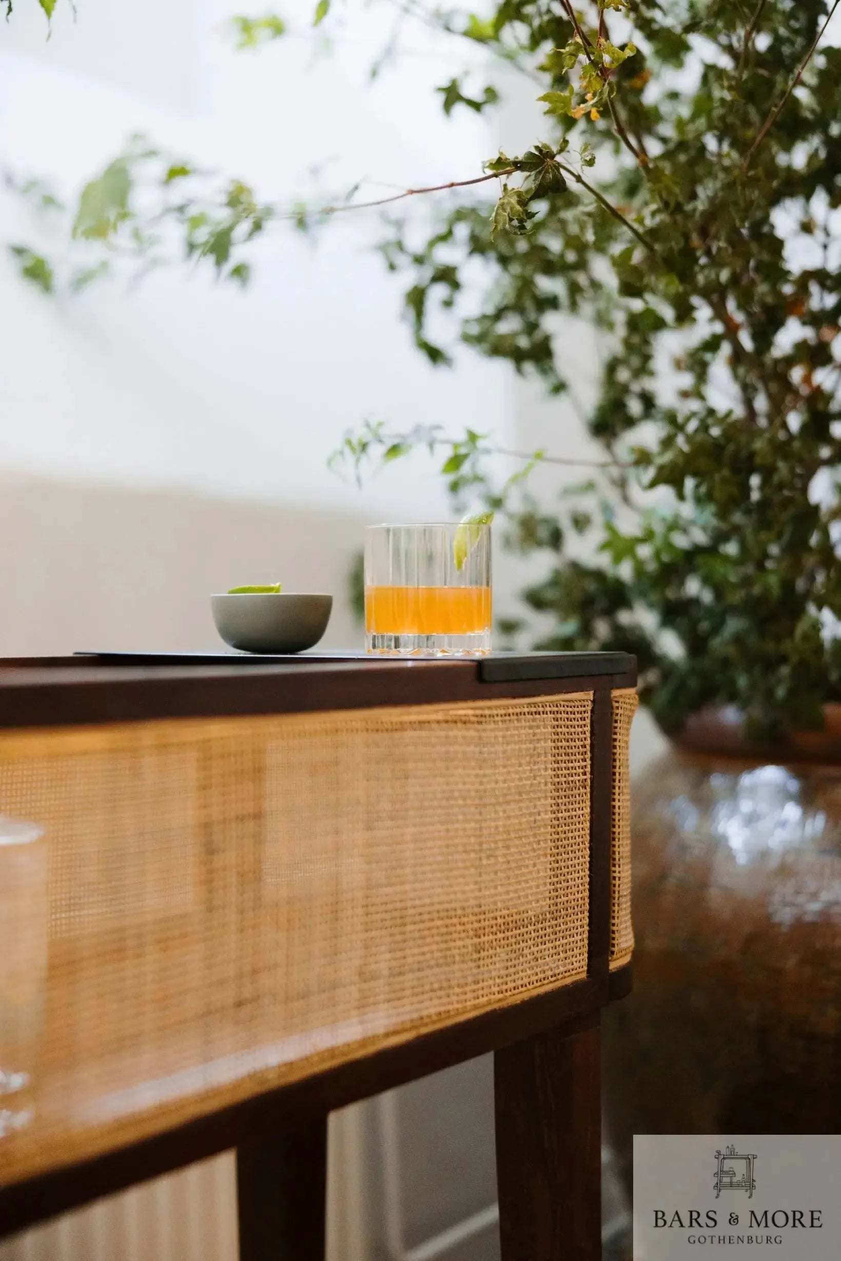 Bar table - Omaha with rattan MyBarfurniture